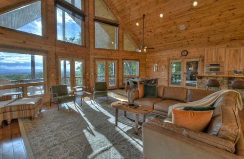 Mineral Bluff House | Endless Views~ Movie Theater ~ Hot Tub ~ Game Room