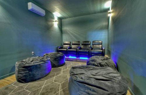 Mineral Bluff House | Endless Views~ Movie Theater ~ Hot Tub ~ Game Room