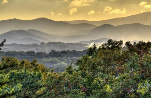 Mineral Bluff House | Endless Views~ Movie Theater ~ Hot Tub ~ Game Room