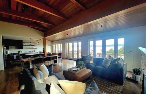 Bremerton House | Enetai Beach House, stunning waterfront w/Dock, large deck and tennis courtn