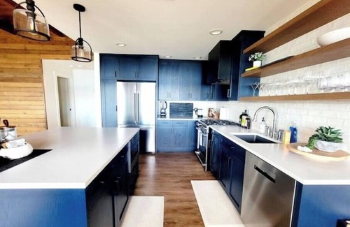 Bremerton House | Enetai Beach House, stunning waterfront w/Dock, large deck and tennis courtn