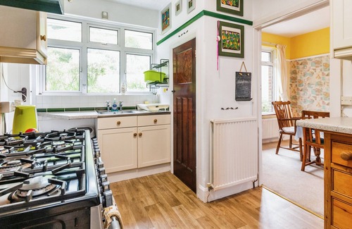 Ventnor Cottage | Englefield - a bungalow that sleeps 6 guests in 3 bedrooms