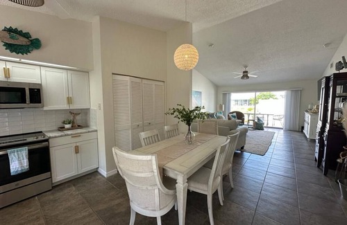 Englewood South Villa | Englewood condo w/Garage near Manasota Beach