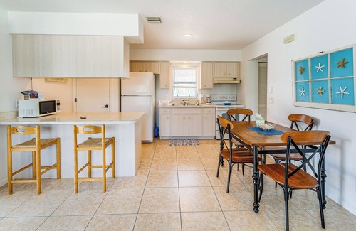 Grove City Condo | Englewood Escape Near Beaches: Pets Welcome!