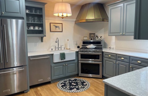 Whitefish Bay House | English Tudor Home, sleeps up to 10, available only for RNC, 10 min to downtown