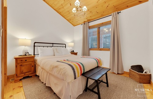 Baysville House | Enjoy a beautiful outdoor experience on the 3 acre, waterfront property