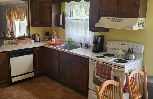 Saratoga Springs House | Enjoy a cozy 4 bed/3 bath home close to Racetrack, casino, SPAC and Lake George.