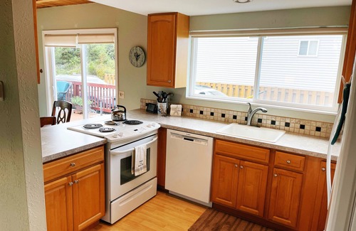 Grayland House | Enjoy a great house with everything - 2 minute walk to beach down private path