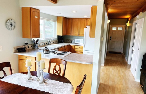 Grayland House | Enjoy a great house with everything - 2 minute walk to beach down private path