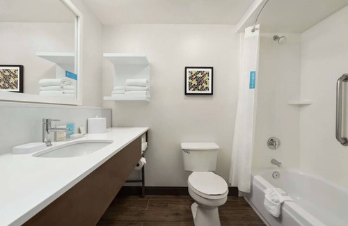 South Portland House | Enjoy a Hassle-Free and Suiting Stay! Pet-Friendly Property, Parking, Breakfast!