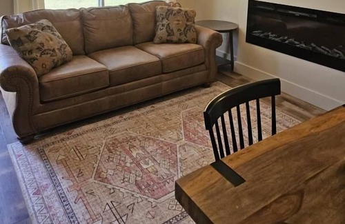 Gardiner House | Enjoy a Hassle-Free Stay! Heated Pool, Free Parking, Close to Gardiner Downtown