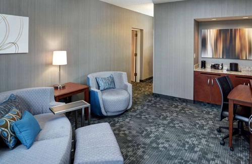 Brookfield Apartment | Enjoy a Hassle-Free and Suiting Stay! 4 Relaxing Units, Pool, Pets Allowed!