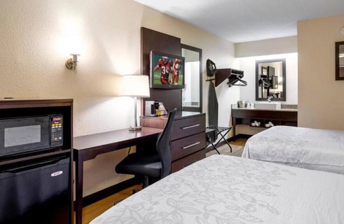 Statesville House | Enjoy a Hassle-Free and Suiting Stay! Pet-friendly Property, Free Parking!