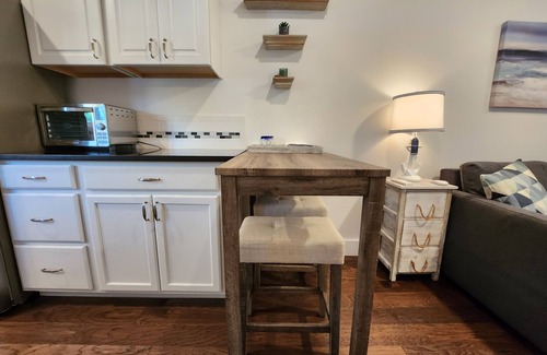 Manor Cabin | Enjoy a unique tiny-home getaway in peaceful Manor with AC, WiFi, and 13 acres!