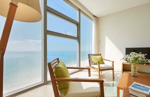 Son Tra Apartment | Enjoy Beautiful Sunrise from Beachfront suite