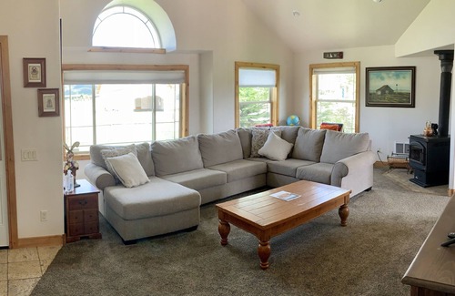 Victor House | Enjoy being home @ Fox Creek