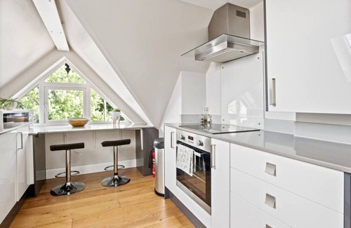 New Forest District Apartment | Enjoy cosy comforts and local pub and restaurant discounts in the heart of Brockenhurst