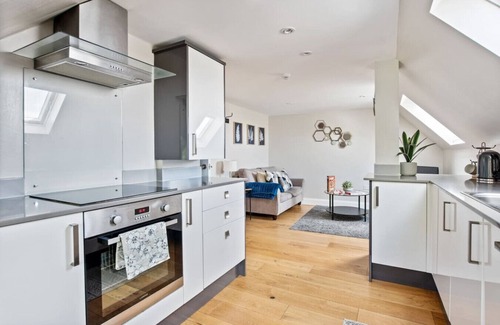 New Forest District Apartment | Enjoy cosy comforts and local pub and restaurant discounts in the heart of Brockenhurst