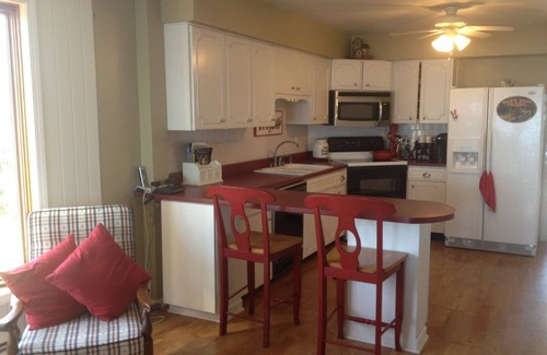 North East House | Enjoy Family & Friends on Thanksgiving Nov 26, 27, 28, 29 Cozy Lakefront Home