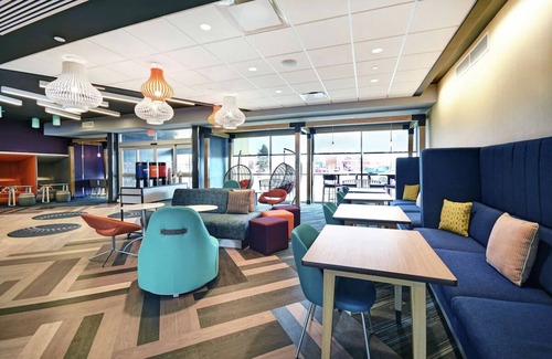 Portland House | Enjoy Free Hot Breakfast & Pet-Friendly Rooms next to the Airport - 3 Units