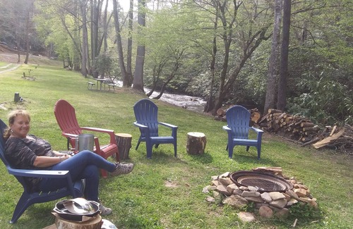 Murphy House | Enjoy full hookups at our pristine Creekside for RVs, small campers, tents.