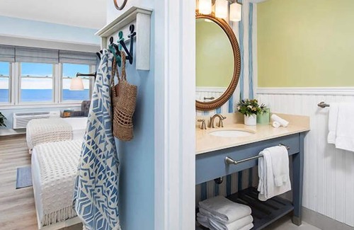 Silver Beach Hotel | Enjoy Golfing at Cape Cod Country Club! 2 Spacious Units, FREE Parking!