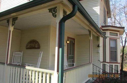 Franklin House | ENJOY HISTORIC DOWNTOWN FRANKLIN-STARTING AT 139 PER NIGHT SLEEPS 8!