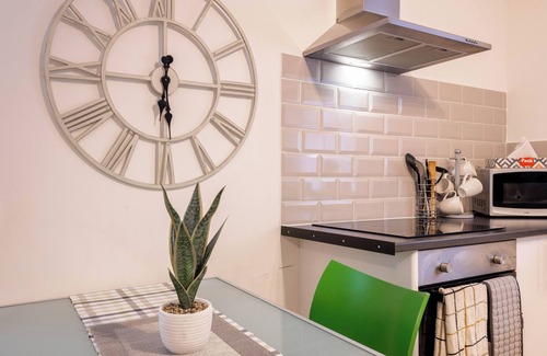 Chadwell Apartment | Enjoy In This Comfortable 1Bed Apartment with Fully Equipped Kitchen in Chadwell
