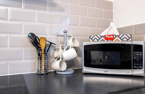 Chadwell Apartment | Enjoy In This Comfortable 1Bed Apartment with Fully Equipped Kitchen in Chadwell