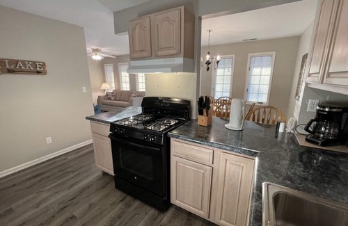 Gilbertsville House | Enjoy Lake Daze w/this Townhome steps from Marina