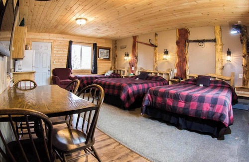 Rice Lake Cabin | Enjoy lakeside relaxation in Room 17 - Lumbermen's Bunkhouse - Curriers