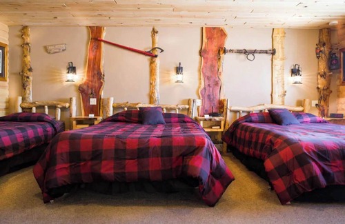 Rice Lake Cabin | Enjoy lakeside relaxation in Room 17 - Lumbermen's Bunkhouse - Curriers