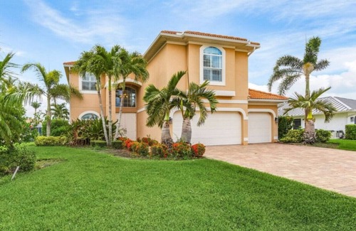 Pelican Villa | Enjoy Luxury & Tranquility at American Beauty, Your Dream Getaway in Cape Coral