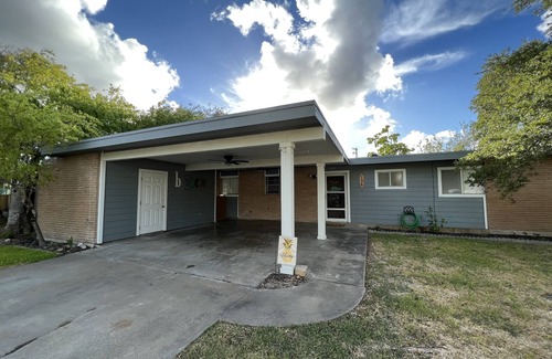 Aransas Pass House | Enjoy Mid-Century Modern at West Coast Whitney