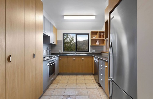 Queenstown House | Enjoy million dollar views at Lakeside Retreat centrally located in Queenstown!