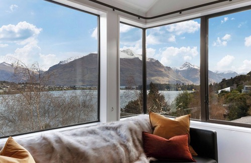 Queenstown House | Enjoy million dollar views at Lakeside Retreat centrally located in Queenstown!