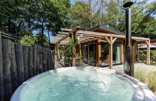 Wekerom House | Enjoy nature and the hottub in your own yard
