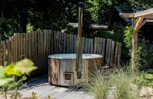 Wekerom House | Enjoy nature and the hottub in your own yard