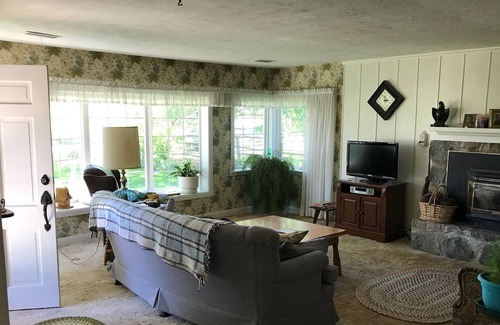 Buhl House | Enjoy peace and quiet on this family farm just minutes from Twin Falls