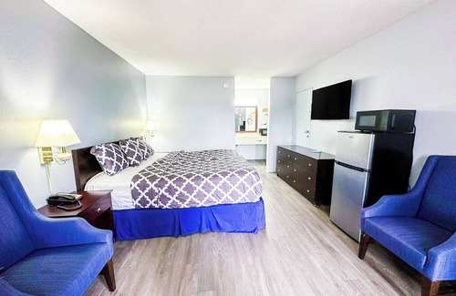 Madisonville Hotel | Enjoy Relaxing Nights with King Bed and Microwave and Fridge Near Attractions