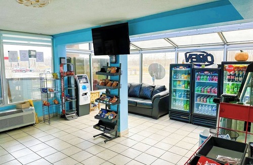 Madisonville Hotel | Enjoy Relaxing Nights with King Bed and Microwave and Fridge Near Attractions