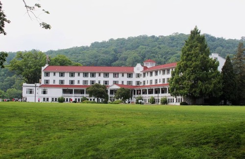 Shawnee On Delaware House | Enjoy Scenic River Views from a Quaint Haven Near the Pocono Mountains