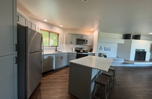 Wapato Point Condo | Enjoy Some Holiday Spirit at Lake Chelan! Newly-Redone Unit with Expansive Views