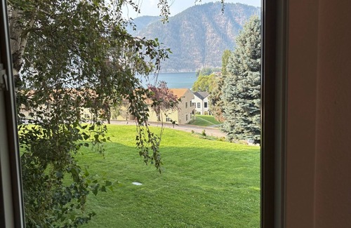 Wapato Point Condo | Enjoy Some Holiday Spirit at Lake Chelan! Newly-Redone Unit with Expansive Views