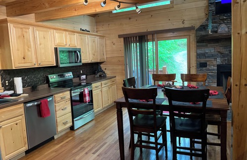 Topton Cabin | ENJOY some nice cool FALL weather 🍂🍁Fishing on site with Boating & Hiking nearby