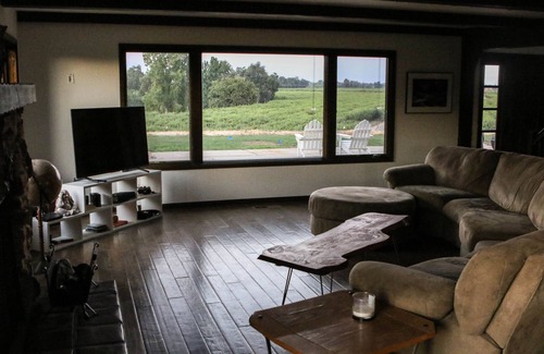 Raisin House | Enjoy the beautiful Kings River and spectacular Sierra views at Riverbend Ranch