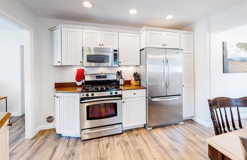 Buzzards Bay House | Enjoy the Cape without bridge traffic - waterfront home with hot tub - dogs OK
