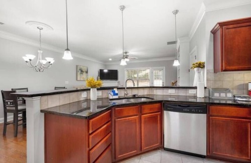Woodstock House | Enjoy the comfort and convenience of our Townhouse and make lasting memories!
