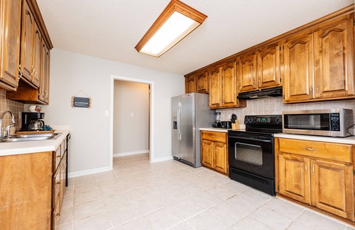 Warner Robins House | Enjoy the Creature Comforts House/King Bed/Pet Friendly
