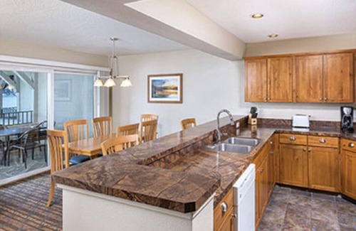 Coeur d'Alene Condo | Enjoy the family at Coeur d’Alene in this resort 3BD condo w/indoor pool